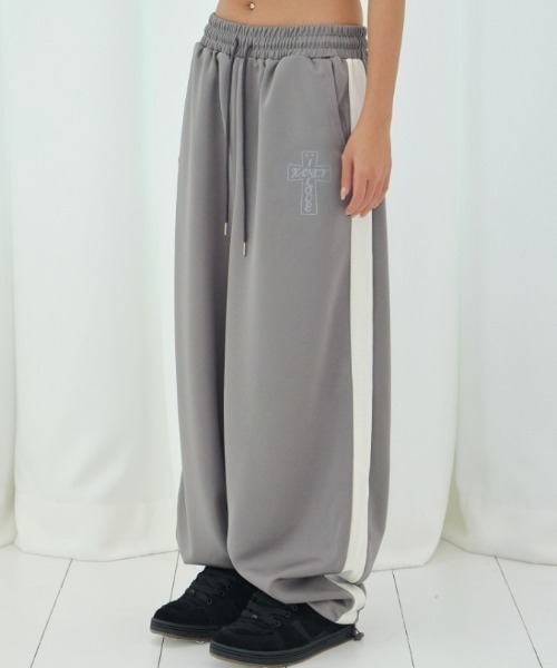 FANCY CLUB(ファンシークラブ)の「A'GEM/9 × .kom 『FANCY CLUB/ファンシークラブ』 FROSS GLOSSY TRACK PANTS/フロスグロッシートラックパンツ(その他パンツ・レディース・アイボリー/カーキ/ライトブルー・FREE)」の3枚目の写真