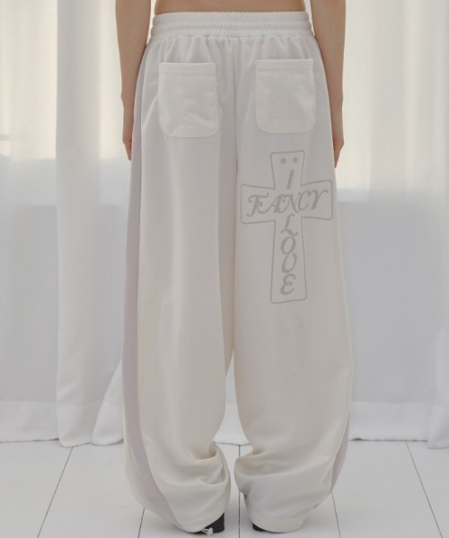 FANCY CLUB(ファンシークラブ)の「A'GEM/9 × .kom 『FANCY CLUB/ファンシークラブ』 FROSS GLOSSY TRACK PANTS/フロスグロッシートラックパンツ(その他パンツ・レディース・アイボリー/カーキ/ライトブルー・FREE)」の2枚目の写真