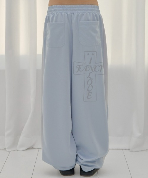 FANCY CLUB(ファンシークラブ)の「A'GEM/9 × .kom 『FANCY CLUB/ファンシークラブ』 FROSS GLOSSY TRACK PANTS/フロスグロッシートラックパンツ(その他パンツ・レディース・アイボリー/カーキ/ライトブルー・FREE)」の1枚目の写真