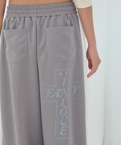 FANCY CLUB(ファンシークラブ)の「A'GEM/9 × .kom 『FANCY CLUB/ファンシークラブ』 FROSS GLOSSY TRACK PANTS/フロスグロッシートラックパンツ(その他パンツ・レディース・アイボリー/カーキ/ライトブルー・FREE)」の5枚目の写真