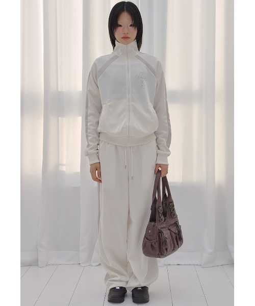 FANCY CLUB(ファンシークラブ)の「A'GEM/9 × .kom 『FANCY CLUB/ファンシークラブ』 FROSS GLOSSY TRACK PANTS/フロスグロッシートラックパンツ(その他パンツ・レディース・アイボリー/カーキ/ライトブルー・FREE)」の12枚目の写真