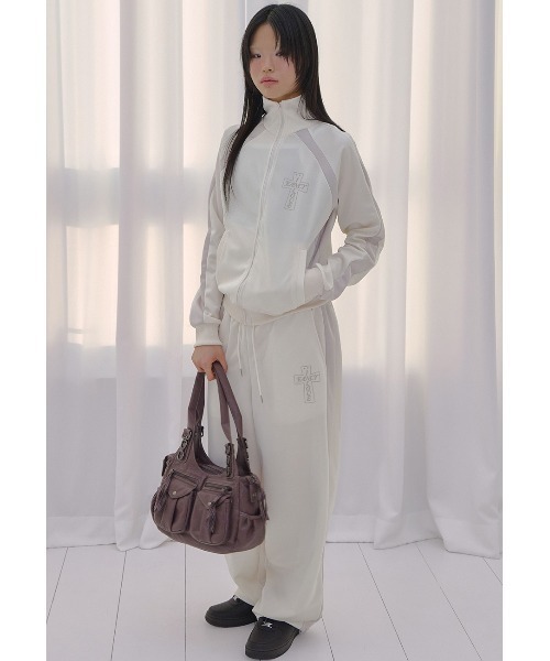 FANCY CLUB(ファンシークラブ)の「A'GEM/9 × .kom 『FANCY CLUB/ファンシークラブ』 FROSS GLOSSY TRACK PANTS/フロスグロッシートラックパンツ(その他パンツ・レディース・アイボリー/カーキ/ライトブルー・FREE)」の13枚目の写真
