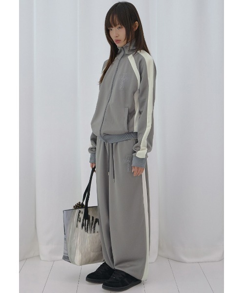 FANCY CLUB(ファンシークラブ)の「A'GEM/9 × .kom 『FANCY CLUB/ファンシークラブ』 FROSS GLOSSY TRACK PANTS/フロスグロッシートラックパンツ(その他パンツ・レディース・アイボリー/カーキ/ライトブルー・FREE)」の8枚目の写真