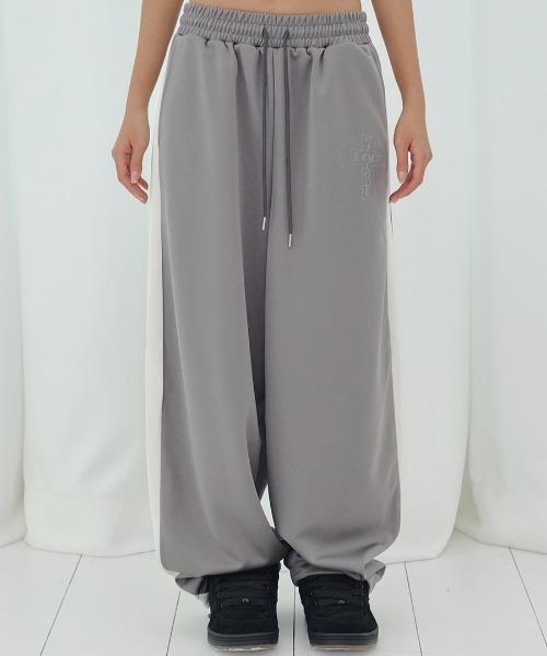 FANCY CLUB(ファンシークラブ)の「A'GEM/9 × .kom 『FANCY CLUB/ファンシークラブ』 FROSS GLOSSY TRACK PANTS/フロスグロッシートラックパンツ(その他パンツ・レディース・アイボリー/カーキ/ライトブルー・FREE)」の4枚目の写真