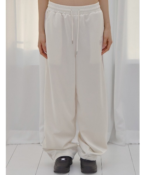 FANCY CLUB(ファンシークラブ)の「A'GEM/9 × .kom 『FANCY CLUB/ファンシークラブ』 FROSS GLOSSY TRACK PANTS/フロスグロッシートラックパンツ(その他パンツ・レディース・アイボリー/カーキ/ライトブルー・FREE)」の10枚目の写真