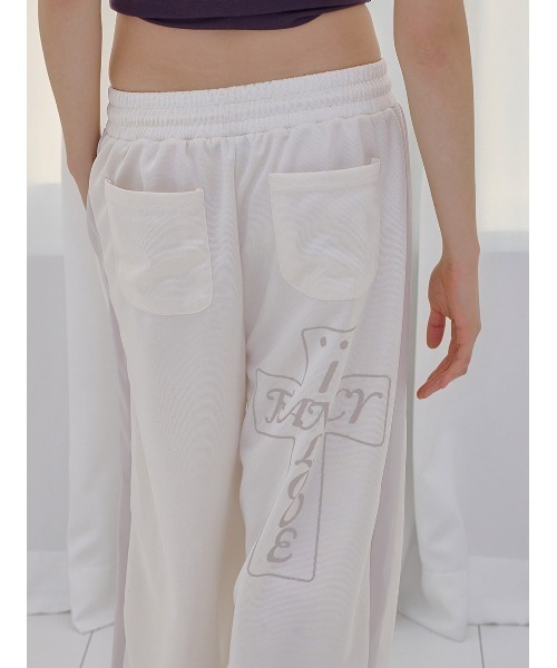 FANCY CLUB(ファンシークラブ)の「A'GEM/9 × .kom 『FANCY CLUB/ファンシークラブ』 FROSS GLOSSY TRACK PANTS/フロスグロッシートラックパンツ(その他パンツ・レディース・アイボリー/カーキ/ライトブルー・FREE)」の11枚目の写真