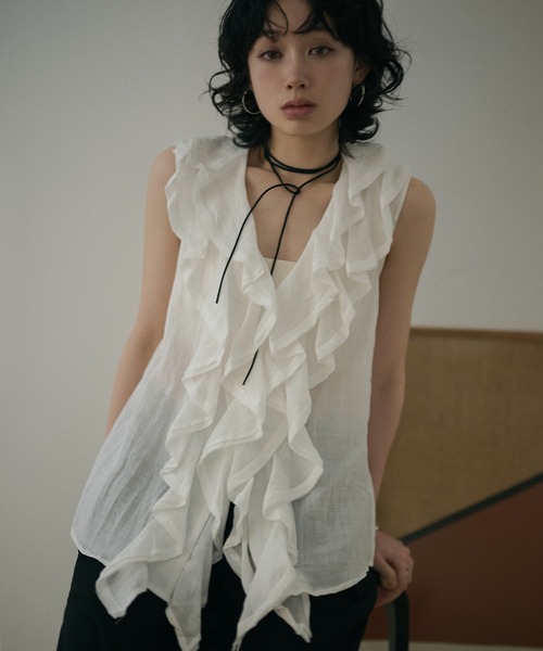 LAULEN（ローレン）の「v neck ruffle frill sleeveless blouse /Vネックラッフルフリルノースリーブブラウス（シャツ/ブラウス・レディース・アイボリー/ブラック・FREE）」の2枚目の写真