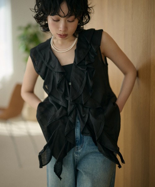 V‑образный топ с рюшами без рукавов (v neck ruffle frill sleeveless blouse)