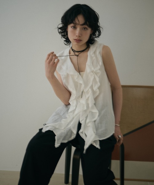 LAULEN（ローレン）の「v neck ruffle frill sleeveless blouse /Vネックラッフルフリルノースリーブブラウス（シャツ/ブラウス・レディース・アイボリー/ブラック・FREE）」の11枚目の写真
