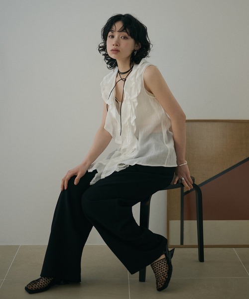 LAULEN（ローレン）の「v neck ruffle frill sleeveless blouse /Vネックラッフルフリルノースリーブブラウス（シャツ/ブラウス・レディース・アイボリー/ブラック・FREE）」の12枚目の写真