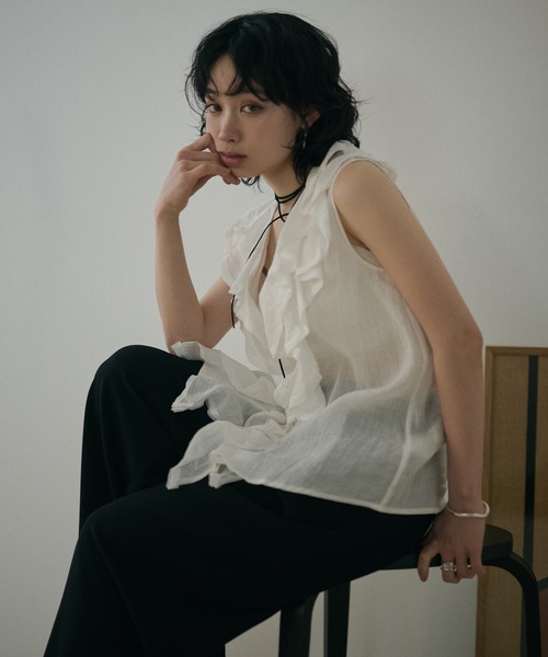 LAULEN（ローレン）の「v neck ruffle frill sleeveless blouse /Vネックラッフルフリルノースリーブブラウス（シャツ/ブラウス・レディース・アイボリー/ブラック・FREE）」の16枚目の写真