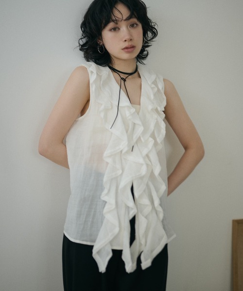 LAULEN（ローレン）の「v neck ruffle frill sleeveless blouse /Vネックラッフルフリルノースリーブブラウス（シャツ/ブラウス・レディース・アイボリー/ブラック・FREE）」の17枚目の写真