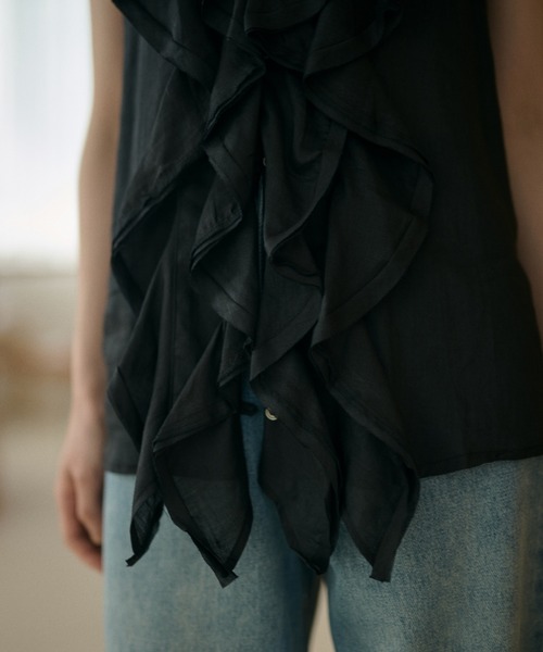 LAULEN（ローレン）の「v neck ruffle frill sleeveless blouse /Vネックラッフルフリルノースリーブブラウス（シャツ/ブラウス・レディース・アイボリー/ブラック・FREE）」の6枚目の写真