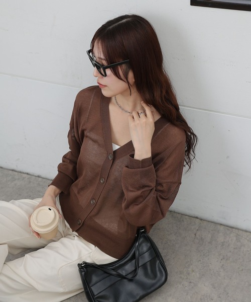 COLONY 2139（コロニートゥーワンスリーナイン）の「シアーVネックカーディガン（カーディガン/ボレロ・レディース・ピンク/ブラウン/ライトグレー/ブラック/アイボリー/ミント・FREE）」の15枚目の写真