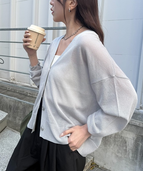 COLONY 2139（コロニートゥーワンスリーナイン）の「シアーVネックカーディガン（カーディガン/ボレロ・レディース・ピンク/ブラウン/ライトグレー/ブラック/アイボリー/ミント・FREE）」の7枚目の写真