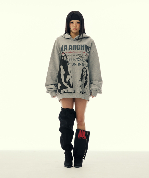 GILAARCHIVE(ギラアーカイブ)の「TWICE GIRL OVER SIZE HOODED_GREY(パーカー・レディース・その他・LARGE/MEDIUM)」の2枚目の写真