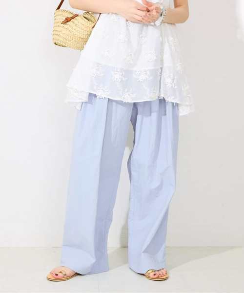 SLOBE IENA（スローブイエナ）の「《WEB限定/追加》撥水タフタタックギャザーイージーパンツ（その他パンツ・レディース・ブラック/アイボリー/サックスブルー・36/38）」の3枚目の写真