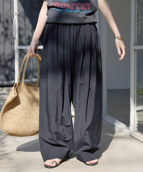 SLOBE IENA（スローブイエナ）の「《WEB限定/追加》撥水タフタタックギャザーイージーパンツ（その他パンツ・レディース・ブラック/アイボリー/サックスブルー・36/38）」の9枚目の写真