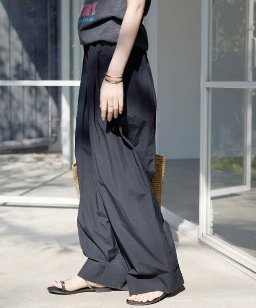 SLOBE IENA（スローブイエナ）の「《WEB限定/追加》撥水タフタタックギャザーイージーパンツ（その他パンツ・レディース・ブラック/アイボリー/サックスブルー・36/38）」の10枚目の写真