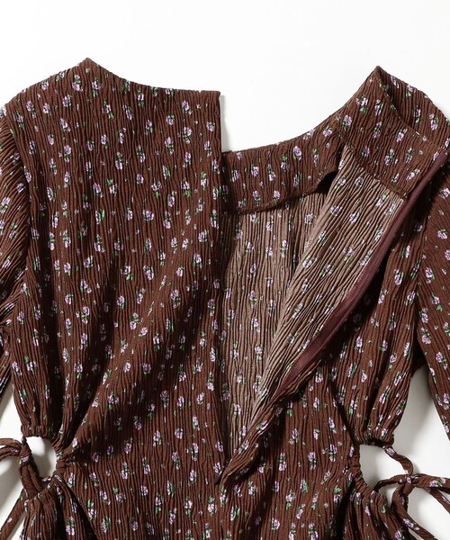 Ray BEAMS（レイビームス）の「フラワー プリント カットアウト ワンピース（ワンピース・レディース・ダークブラウン/ブラック・ONE SIZE）」の8枚目の写真