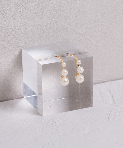 Peony（ピオニー）の「【Peony/ピオニー】ラインパールフープデザインピアス（ピアス（両耳用）・レディース・シルバー/ゴールド・FREE）」の2枚目の写真