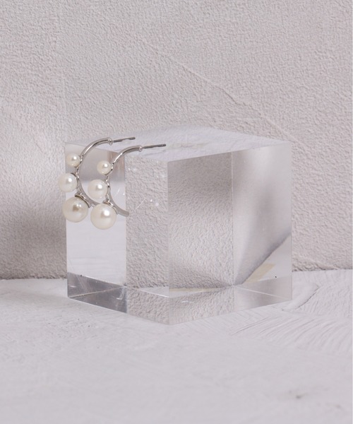 Peony（ピオニー）の「【Peony/ピオニー】ラインパールフープデザインピアス（ピアス（両耳用）・レディース・シルバー/ゴールド・FREE）」の5枚目の写真
