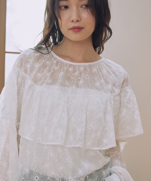 Alumu.(エルム)の「AM650304シアーレースフリルブラウス(シャツ/ブラウス・レディース・オフホワイト・FREE)」の2枚目の写真