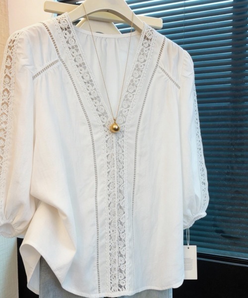 AMAJI(アマジ)の「Vネック レース切替 刺繍レースパネル ドロップショルダー 七分袖 ブラウス(シャツ/ブラウス・レディース・ホワイト・X-LARGE/LARGE/MEDIUM/SMALL)」の5枚目の写真