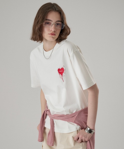 ONCILY（オンシェリー）の「FUNCTION HEART LOGO T-SHIRT / ファンクションハートロゴTシャツ（Tシャツ/カットソー・メンズ・ホワイト/ホワイト系その他/ブラック/ブラック系その他/ホワイト系その他2/ホワイト系その他3/ブラック系その他2/ブラック系その他3/ブラック系その他4/ブルー/イエロー/ピンク/ネイビー・SMALL/MEDIUM/LARGE）」の3枚目の写真