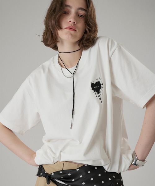 ONCILY（オンシェリー）の「FUNCTION HEART LOGO T-SHIRT / ファンクションハートロゴTシャツ（Tシャツ/カットソー・メンズ・ホワイト/ホワイト系その他/ブラック/ブラック系その他/ホワイト系その他2/ホワイト系その他3/ブラック系その他2/ブラック系その他3/ブラック系その他4/ブルー/イエロー/ピンク/ネイビー・SMALL/MEDIUM/LARGE）」の2枚目の写真