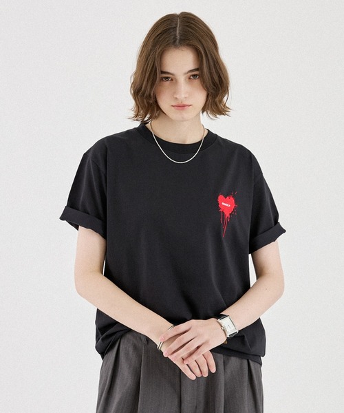 ONCILY（オンシェリー）の「FUNCTION HEART LOGO T-SHIRT / ファンクションハートロゴTシャツ（Tシャツ/カットソー・メンズ・ホワイト/ホワイト系その他/ブラック/ブラック系その他/ホワイト系その他2/ホワイト系その他3/ブラック系その他2/ブラック系その他3/ブラック系その他4/ブルー/イエロー/ピンク/ネイビー・SMALL/MEDIUM/LARGE）」の9枚目の写真