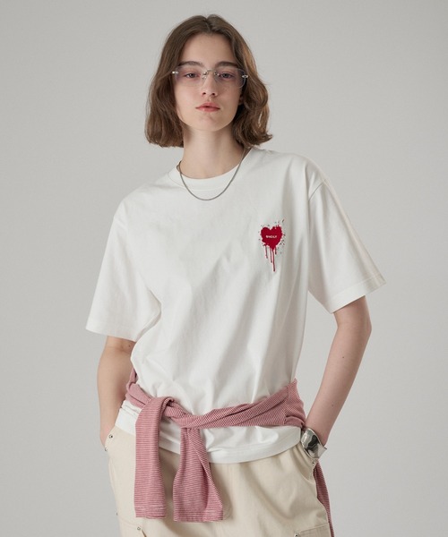 ONCILY（オンシェリー）の「FUNCTION HEART LOGO T-SHIRT / ファンクションハートロゴTシャツ（Tシャツ/カットソー・メンズ・ホワイト/ホワイト系その他/ブラック/ブラック系その他/ホワイト系その他2/ホワイト系その他3/ブラック系その他2/ブラック系その他3/ブラック系その他4/ブルー/イエロー/ピンク/ネイビー・SMALL/MEDIUM/LARGE）」の17枚目の写真