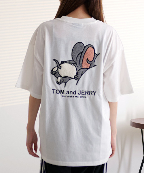 Tom&Jerry(トムアンドジェリー)の「『TOM&JERRY/トムアンドジェリー』うずくまりサガラTEE(Tシャツ/カットソー・レディース・スミクロ/オートミール/サックスブルー/オフホワイト・L/LL/M)」の2枚目の写真