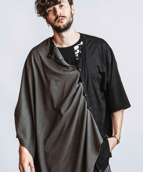 NO ID.(ノーアイディ)の「【NO ID.】Asymmetry Poncho Cardigan / アシンメトリー ポンチョ カーディガン(ポンチョ・メンズ・グレー/その他23/ブラック・ONE SIZE)」の1枚目の写真