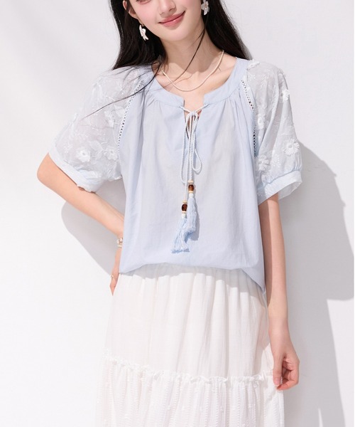 LUCPY(ラクピー)の「刺繍シアースリーブタッセルブラウス(シャツ/ブラウス・レディース・ブルー・X-LARGE/LARGE/MEDIUM/SMALL)」の1枚目の写真
