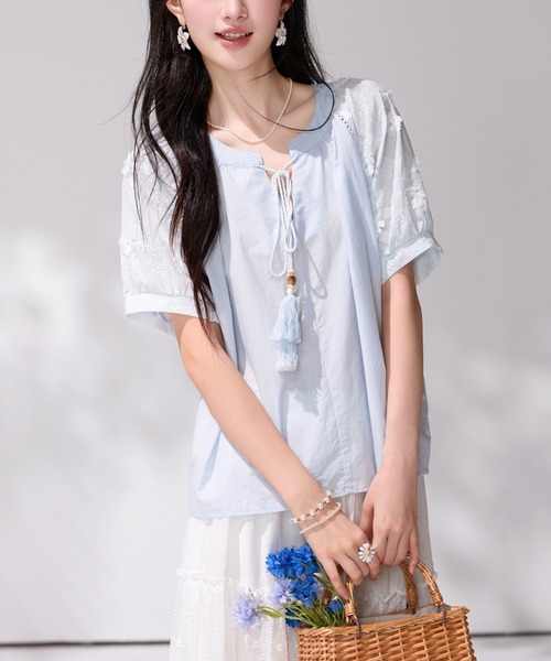 LUCPY(ラクピー)の「刺繍シアースリーブタッセルブラウス(シャツ/ブラウス・レディース・ブルー・X-LARGE/LARGE/MEDIUM/SMALL)」の2枚目の写真