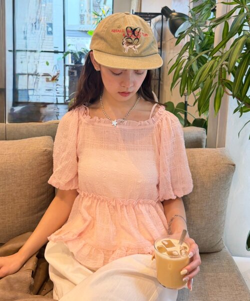 w closet（ダブルクローゼット）の「【2WAY/5色展開】オフショルフリルブラウス　夏服（シャツ/ブラウス・レディース・イエロー/ブルー/ピンク/ブラック/オフホワイト・FREE）」の5枚目の写真