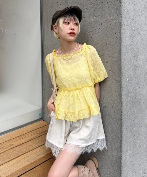 w closet（ダブルクローゼット）の「【2WAY/5色展開】オフショルフリルブラウス　夏服（シャツ/ブラウス・レディース・イエロー/ブルー/ピンク/ブラック/オフホワイト・FREE）」の4枚目の写真
