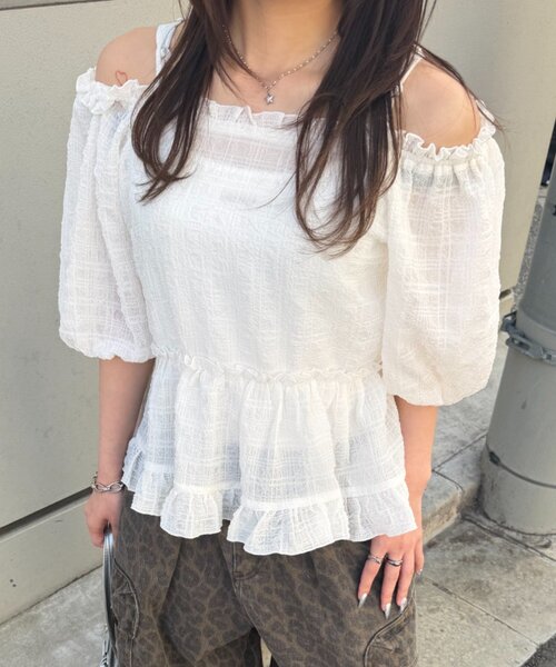 w closet（ダブルクローゼット）の「【2WAY/5色展開】オフショルフリルブラウス　夏服（シャツ/ブラウス・レディース・イエロー/ブルー/ピンク/ブラック/オフホワイト・FREE）」の6枚目の写真