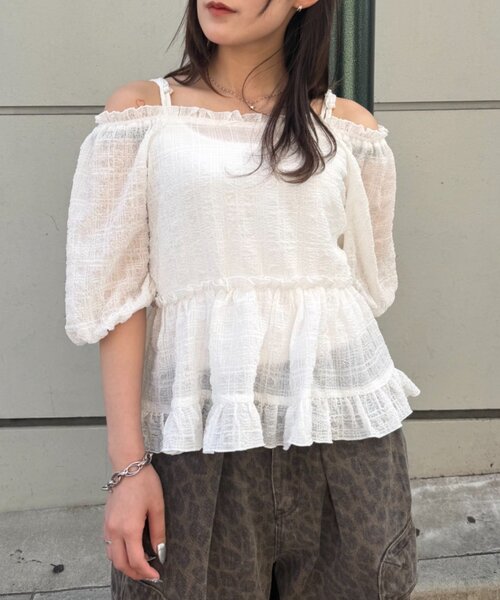 w closet（ダブルクローゼット）の「【2WAY/5色展開】オフショルフリルブラウス　夏服（シャツ/ブラウス・レディース・イエロー/ブルー/ピンク/ブラック/オフホワイト・FREE）」の7枚目の写真