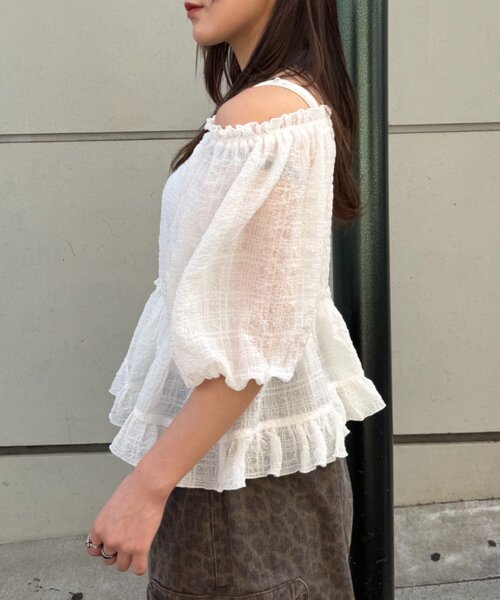 w closet（ダブルクローゼット）の「【2WAY/5色展開】オフショルフリルブラウス　夏服（シャツ/ブラウス・レディース・イエロー/ブルー/ピンク/ブラック/オフホワイト・FREE）」の8枚目の写真