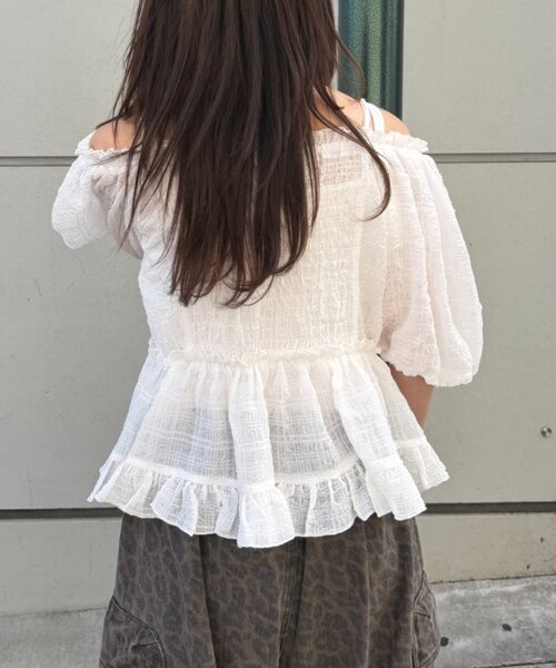 w closet（ダブルクローゼット）の「【2WAY/5色展開】オフショルフリルブラウス　夏服（シャツ/ブラウス・レディース・イエロー/ブルー/ピンク/ブラック/オフホワイト・FREE）」の9枚目の写真