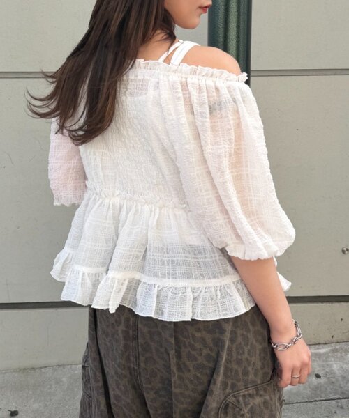 w closet（ダブルクローゼット）の「【2WAY/5色展開】オフショルフリルブラウス　夏服（シャツ/ブラウス・レディース・イエロー/ブルー/ピンク/ブラック/オフホワイト・FREE）」の10枚目の写真
