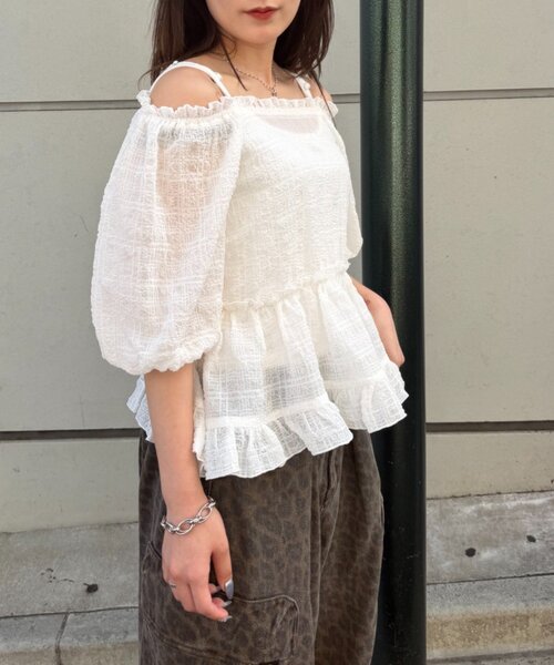 w closet（ダブルクローゼット）の「【2WAY/5色展開】オフショルフリルブラウス　夏服（シャツ/ブラウス・レディース・イエロー/ブルー/ピンク/ブラック/オフホワイト・FREE）」の11枚目の写真