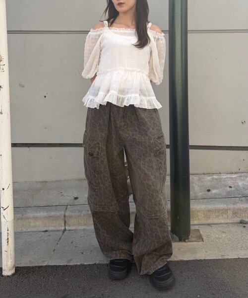 w closet（ダブルクローゼット）の「【2WAY/5色展開】オフショルフリルブラウス　夏服（シャツ/ブラウス・レディース・イエロー/ブルー/ピンク/ブラック/オフホワイト・FREE）」の12枚目の写真
