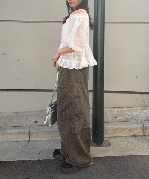 w closet（ダブルクローゼット）の「【2WAY/5色展開】オフショルフリルブラウス　夏服（シャツ/ブラウス・レディース・イエロー/ブルー/ピンク/ブラック/オフホワイト・FREE）」の13枚目の写真