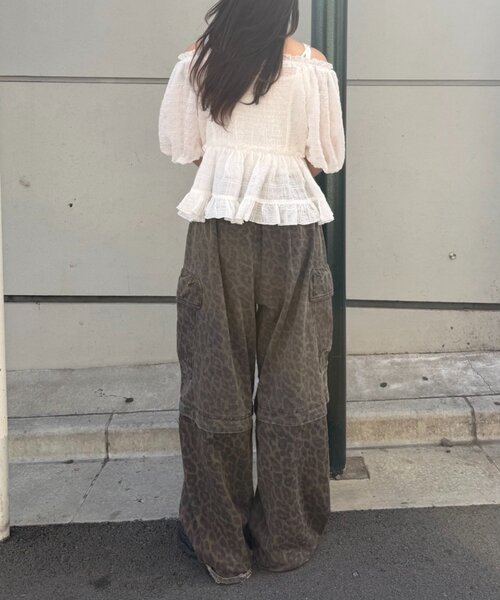 w closet（ダブルクローゼット）の「【2WAY/5色展開】オフショルフリルブラウス　夏服（シャツ/ブラウス・レディース・イエロー/ブルー/ピンク/ブラック/オフホワイト・FREE）」の14枚目の写真
