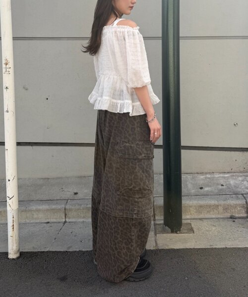 w closet（ダブルクローゼット）の「【2WAY/5色展開】オフショルフリルブラウス　夏服（シャツ/ブラウス・レディース・イエロー/ブルー/ピンク/ブラック/オフホワイト・FREE）」の15枚目の写真