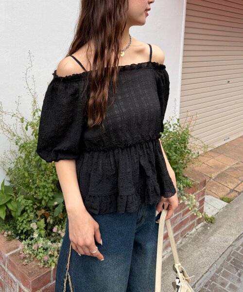 w closet（ダブルクローゼット）の「【2WAY/5色展開】オフショルフリルブラウス　夏服（シャツ/ブラウス・レディース・イエロー/ブルー/ピンク/ブラック/オフホワイト・FREE）」の16枚目の写真