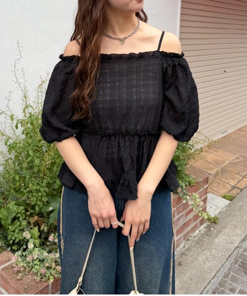 w closet（ダブルクローゼット）の「【2WAY/5色展開】オフショルフリルブラウス　夏服（シャツ/ブラウス・レディース・イエロー/ブルー/ピンク/ブラック/オフホワイト・FREE）」の17枚目の写真